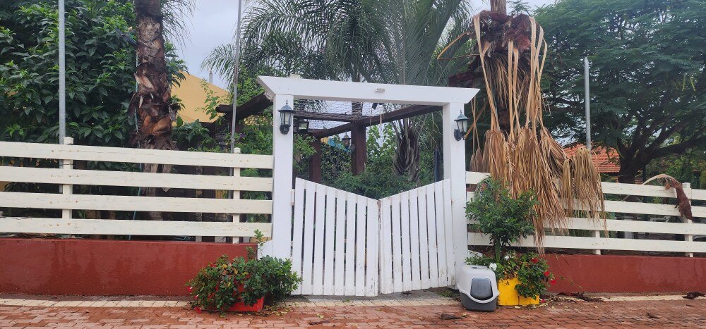 Family Ben-Shushan-Gate1