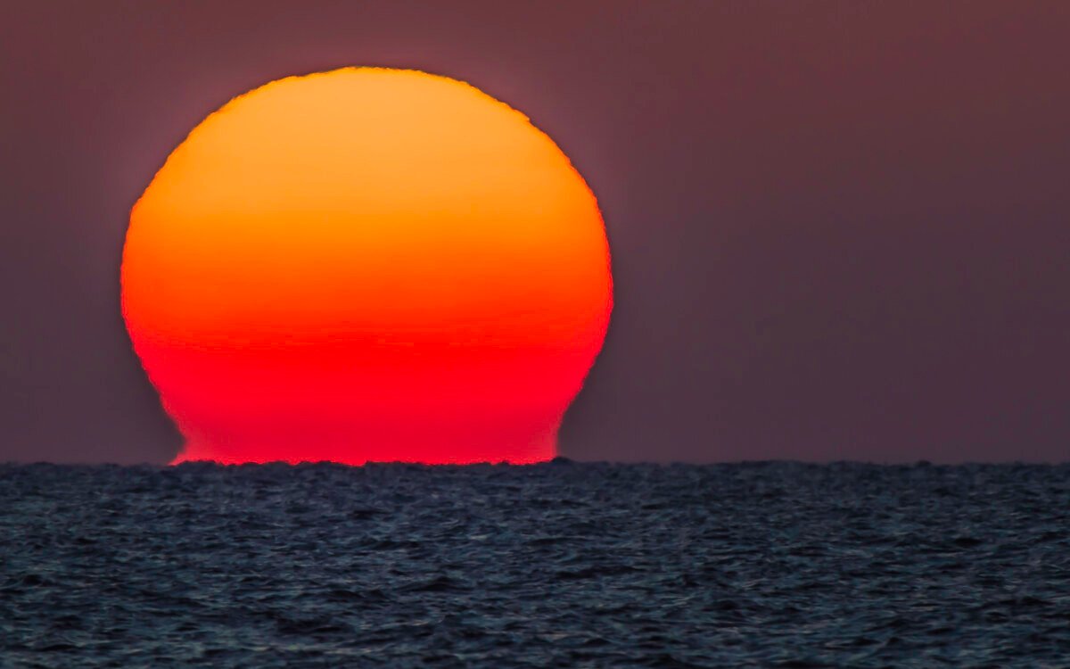 The sun flows into the sea