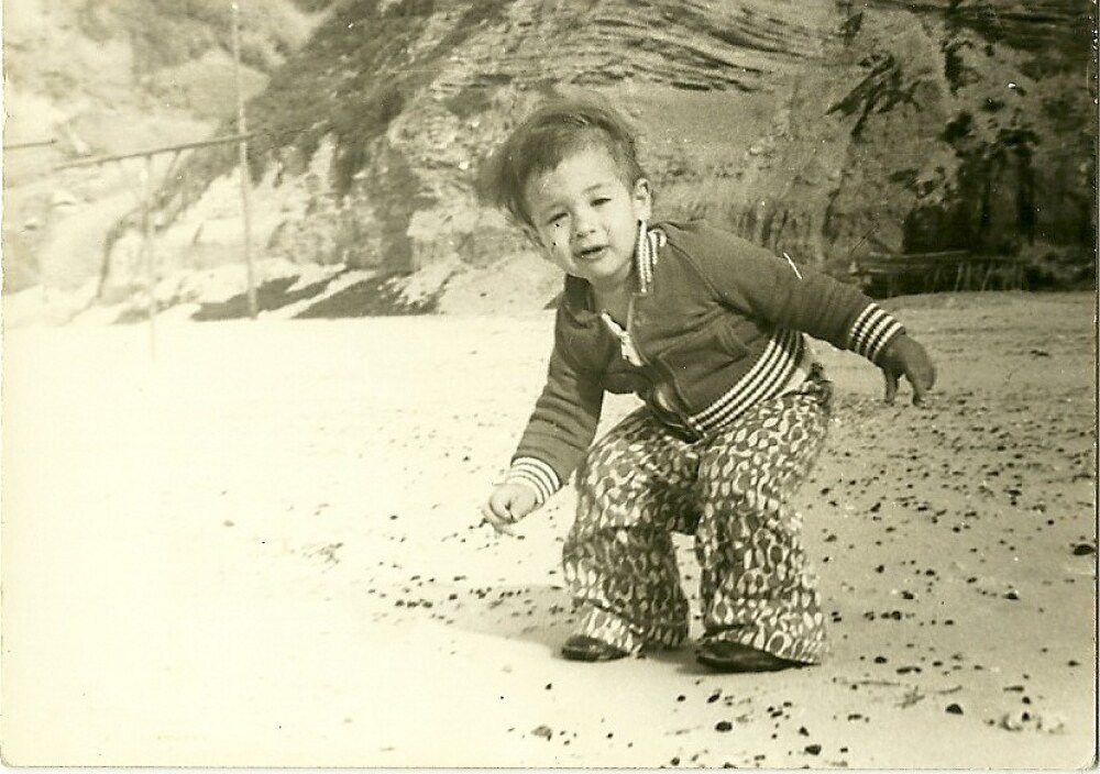 Gilad – Beach crouching