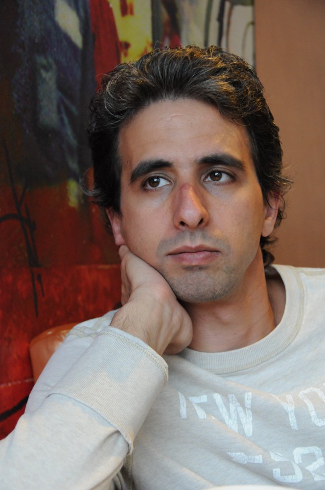 גלעד נשען על ידו, שקוע במחשבות, מבטו נודד פנימה – שקט שמספר סיפור שלם ללא מילים.